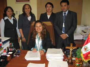 Dra. Matilde Mesones Montaño, Juez del 4° Juzgado de Familia, acompañada de su eficiente personal jurisdiccional.
